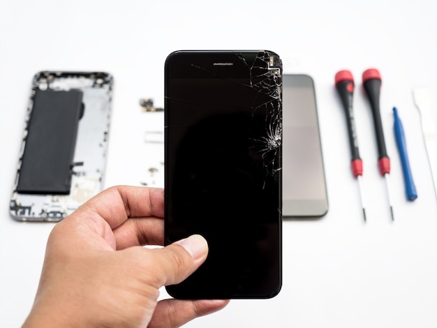 Reparatie gebroken smartphone op witte achtergrond