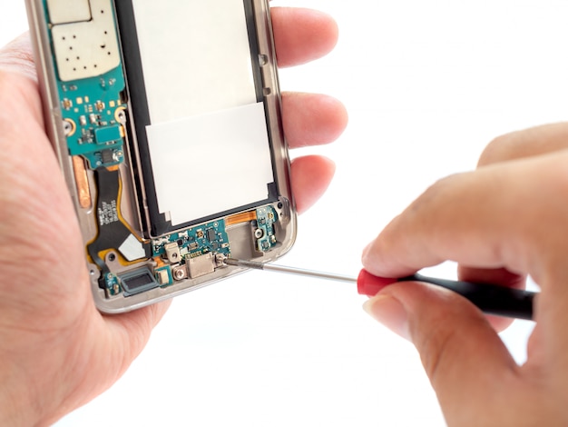 Reparatie gebroken smartphone op witte achtergrond