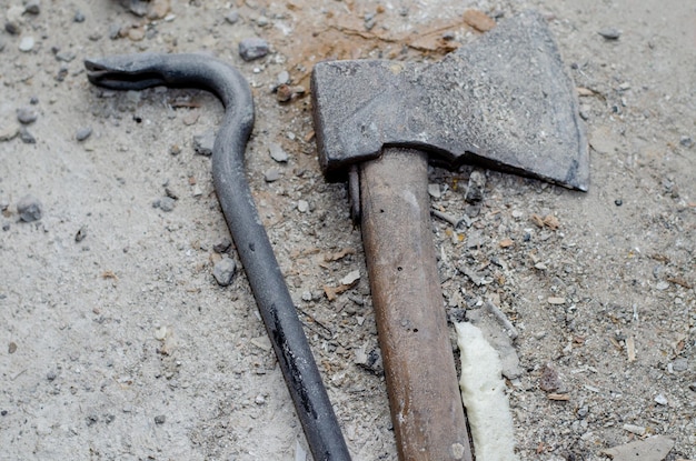 Reparatie in het appartement hoogbouw Bijl en schroot zijn nodig om de oude pleister en tegels in de kamer te verwijderen Binnen het kantoor is stoffig en vies