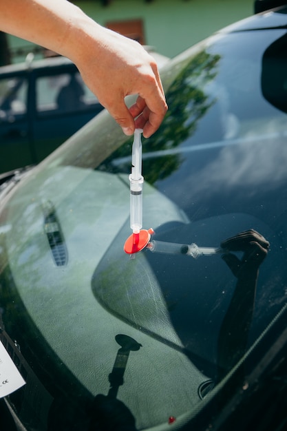 Reparatie van de voorruit van een auto