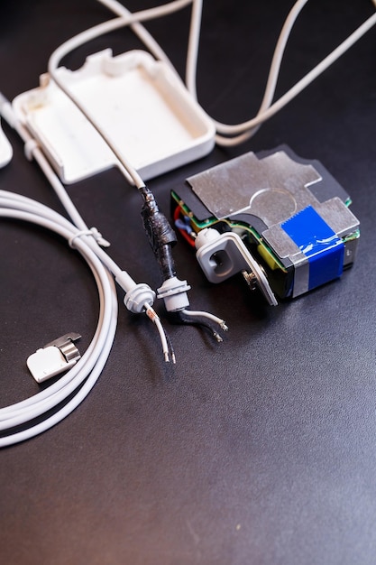 Reparatie witte USB-oplader voor gadgets en mobiele telefoons Opladen via het lichtnet voor telefoon en laptop