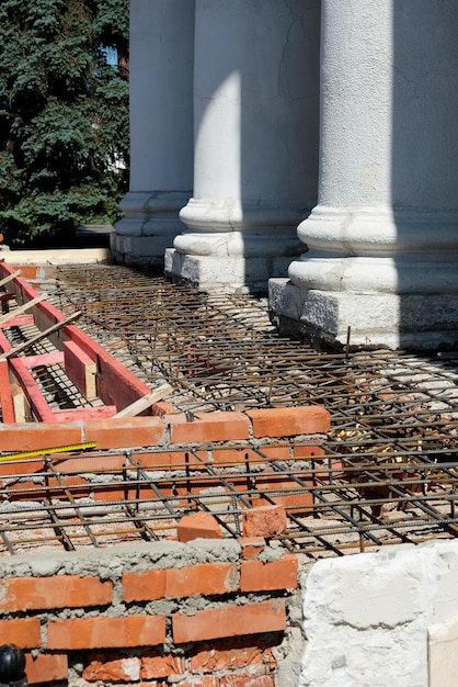 Reparatieconstructie of restauratiewerkzaamheden ter versterking van de fundering van kolommen en trappen.