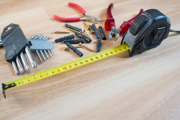 Reparaties of bouwhulpmiddelen op houten achtergrond