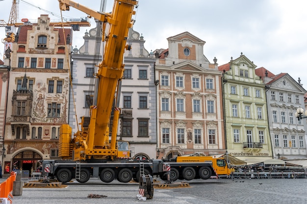 Reparatiewerkzaamheden aan het Oude Stadsplein in Praag, Tsjechië.