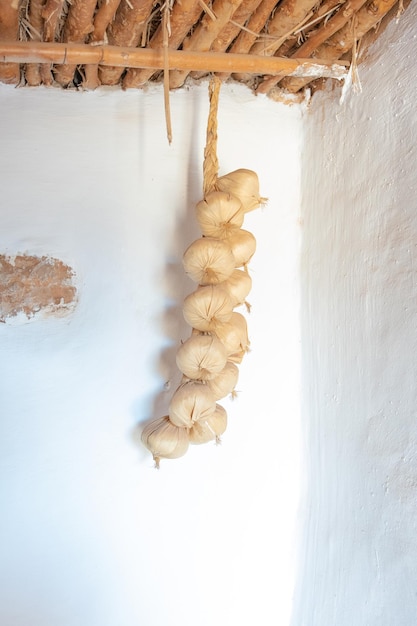 Repen knoflook hangen aan de muur van een huis in Marokko