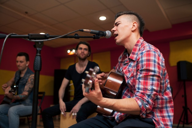 Foto ripetizione della band di musica rock. base delle prove