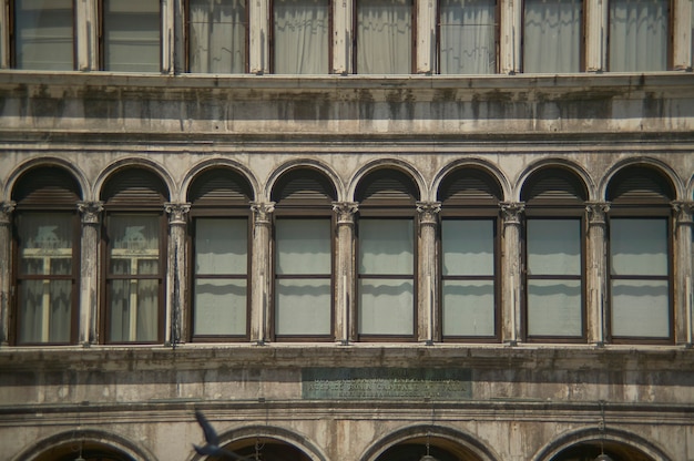 Foto ripetizione e motivi delle finestre di un edificio storico veneziano.