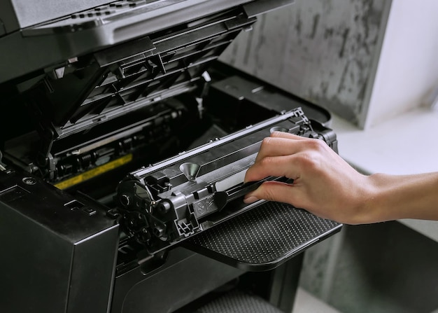 Replacing the cartridge in the laser printer