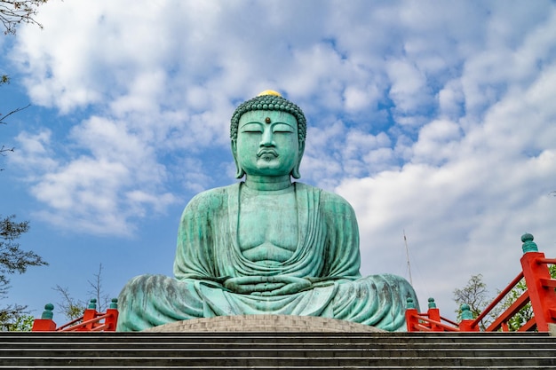 Replica standbeeld van de Grote Boeddha van Kamakura in Japan in Wat Phra That Doi Phra Chan in Lampang