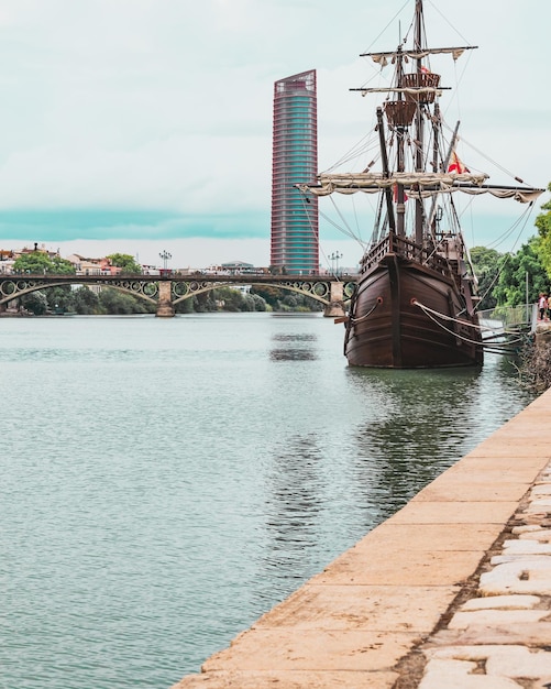 Replica van een zeeroverschip in de guadalquivir-rivier