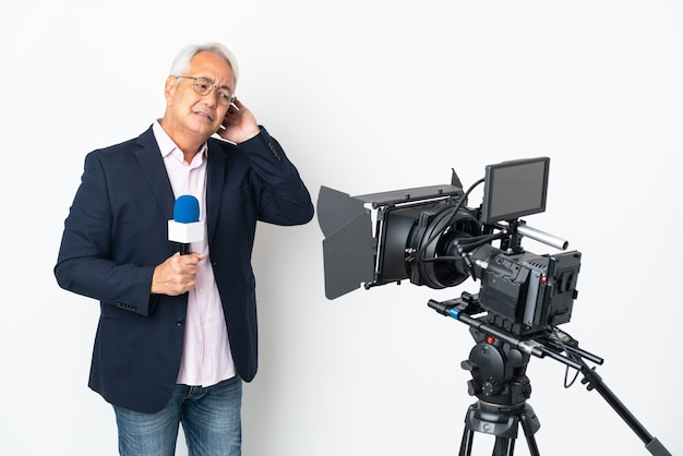 Репортер Среднего возраста бразильский мужчина держит микрофон и сообщает новости, изолированные на белом фоне, сомневаясь