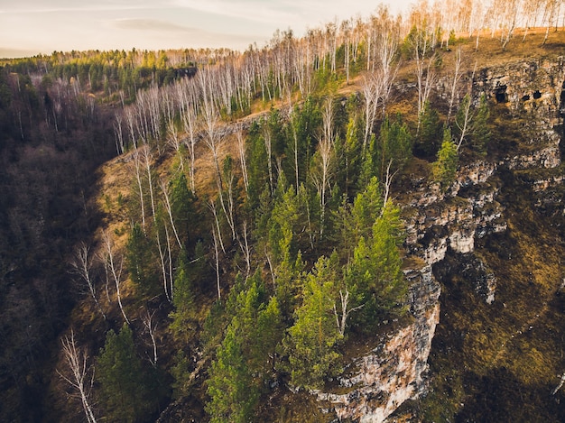 Foto repubblica del bashkortostan, fiumi, grotta d'idrisovskaya in autunno.