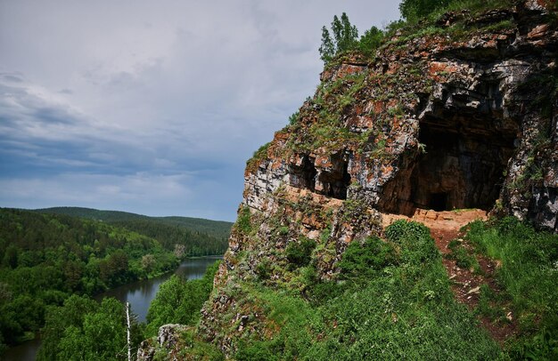 Foto grotta idrisovskaya estiva dei fiumi della repubblica del bashkortostan