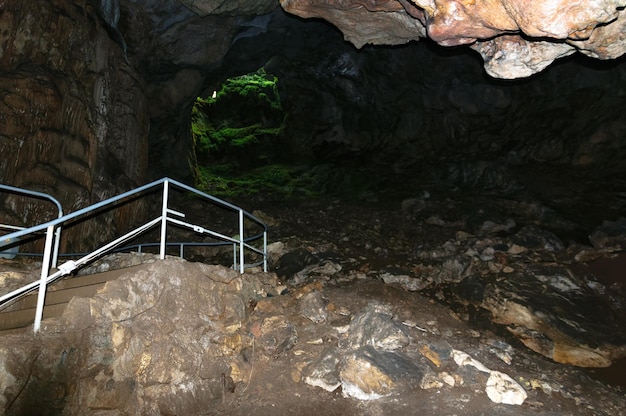 Photo republic of crimea stalactites and stalagmites in the emine bair khosar cave selective sharpening