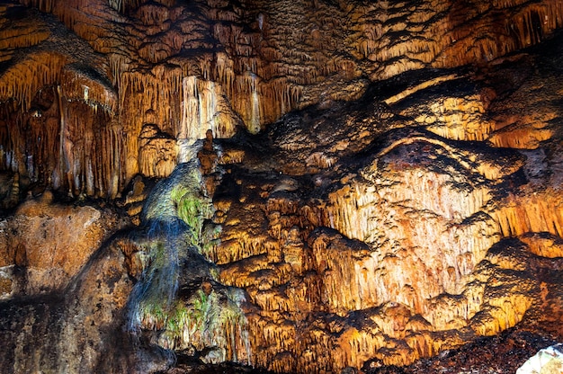 Photo republic of crimea stalactites and stalagmites in the emine bair khosar cave selective sharpening