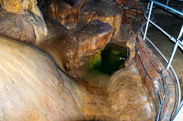 Photo republic of crimea stalactites and stalagmites in the emine bair khosar cave selective sharpening