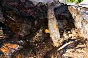 Photo republic of crimea stalactites and stalagmites in the emine bair khosar cave selective sharpening