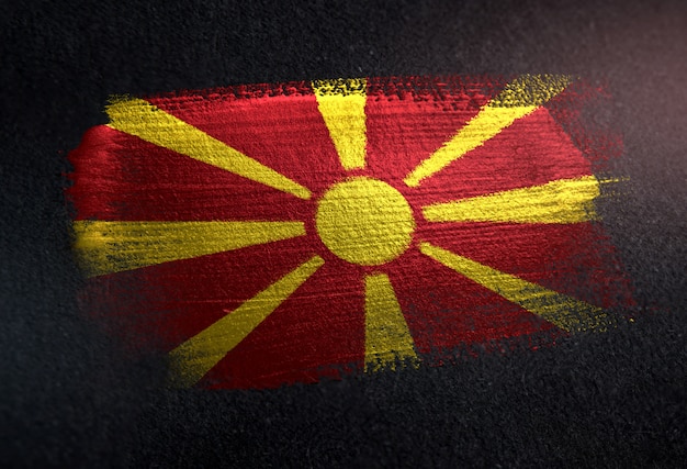 Bandiera della repubblica di macedonia fatta di vernice spazzola metallica sulla parete scura del grunge