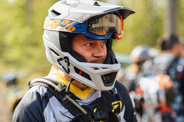 Republiek kareli rusland circa juni 2022 offroad-toernooi ladoga trophy 2022 in karelië portret van een motorcoureur met een helm