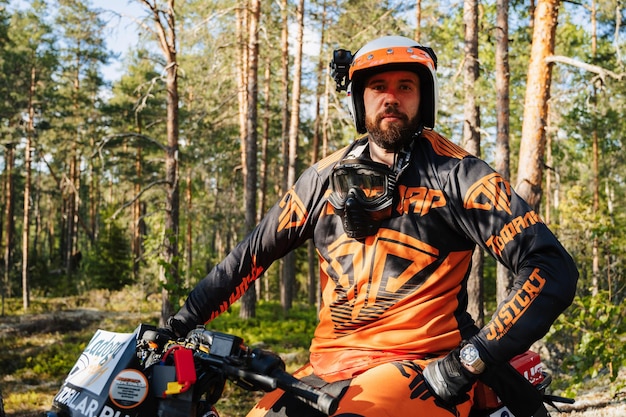 REPUBLIEK KARELIA RUSLAND CIRCA JUNI 2022 Offroad-toernooi Ladoga Trophy 2022 in Karelië Portret van een motorcoureur in een helm zittend op een sportmotorfiets