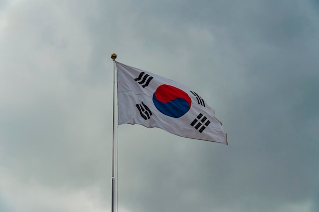 Republiek korea nationale vlag met bewolkte hemel