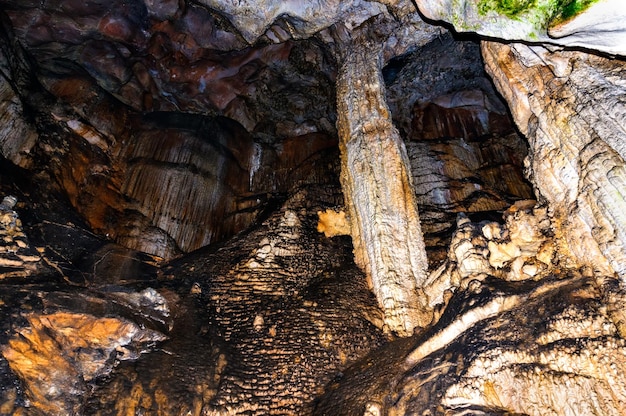 Republiek van de Krim Stalactieten en stalagmieten in de Emine Bair Khosar-grot Selectieve verscherping