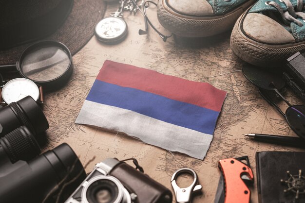 Republika Srpska-vlag tussen de accessoires van de reiziger op oude vintage kaart. Toeristische bestemming Concept.