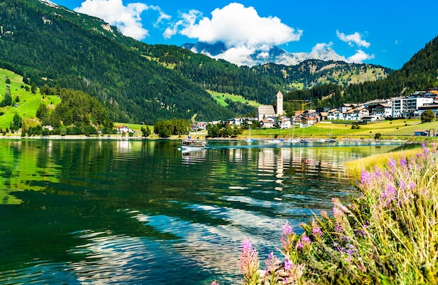 Foto resia am see o resia, un villaggio sul lago di resia in alto adige, alpi italiane