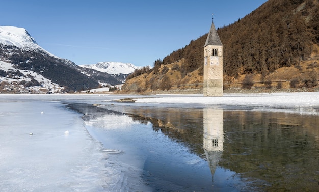 Reschenmeer en toren in de winter