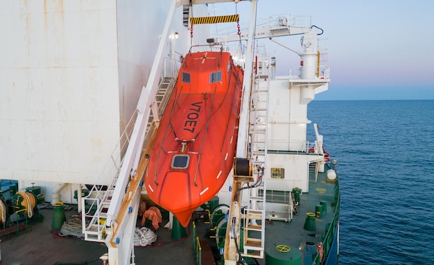 写真 大型貨物船タンカーばら積み貨物船の救助艇