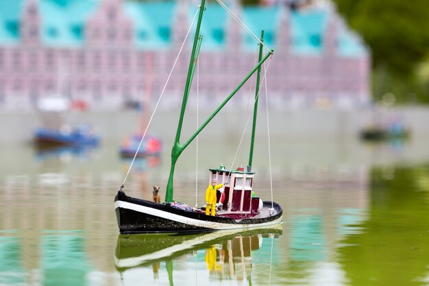 Barca di salvataggio, soccorritore e cane, scena in miniatura