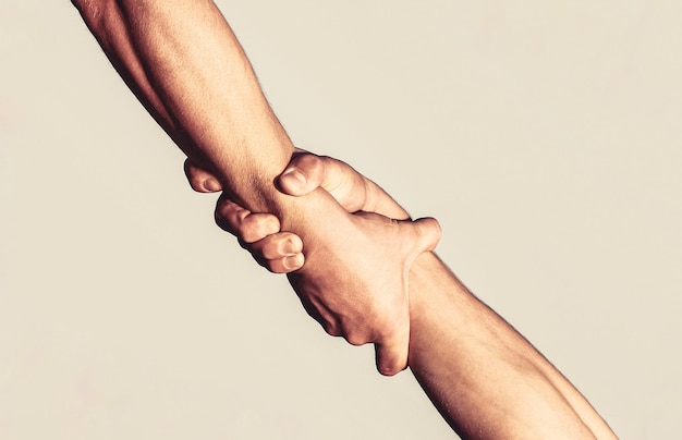 Foto salvataggio aiutando il gesto o le mani primo piano della mano di aiuto due mani che aiutano il braccio di un lavoro di squadra di un amico