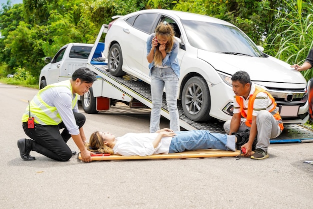 Photo rescue helping woman driver from car accident on road with her friend on truck slide background