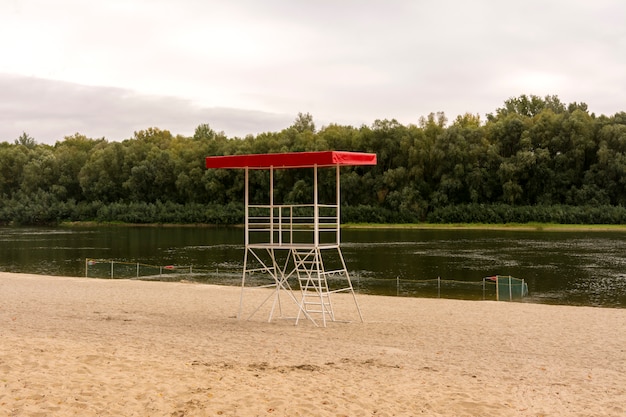 Foto torre di salvataggio e spiaggia recintata sul fiume.