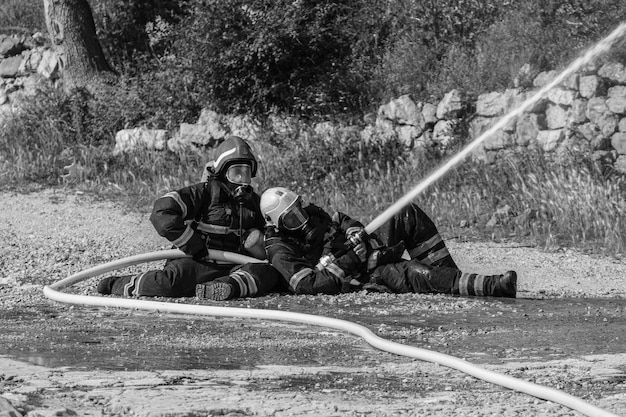 Foto i soccorritori tengono il tubo