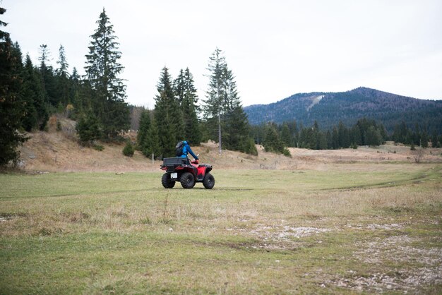 Foto soccorritore che fa vedetta nei boschi su un quad