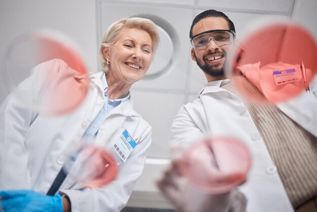 연구실 미소와 결과에 만족하는 분석에서 과학자들이 DNA와 과학을 연구하고 팀워크 팀 및 공동 작업으로 실험실의 전문 전문가 및 의료 기술자