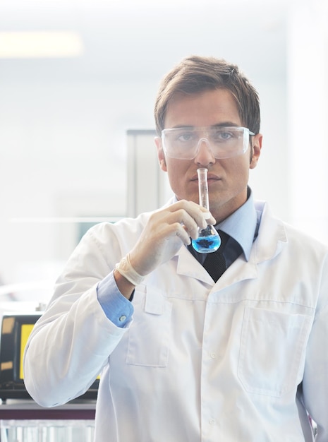 화학 교육 및 의학 개념을 나타내는 밝은 실험실에서 연구 및 과학 의사 학생 사람들