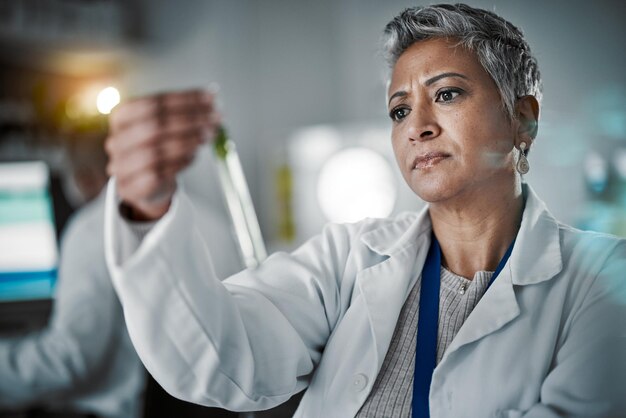 Pensiero di ricerca e scienza con una donna anziana in laboratorio per la medicina farmaceutica e lo sviluppo futuro idea di innovazione e provetta con esperto di indagini sui vaccini e biotecnologia