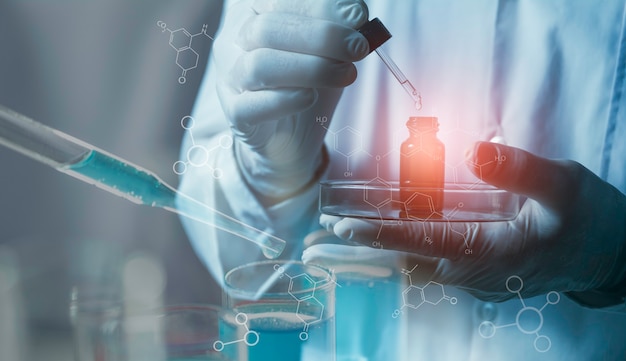 분석, 의료, 제약 및 과학 연구 개념에 대한 액체 유리 실험실 화학 테스트 튜브와 연구원.