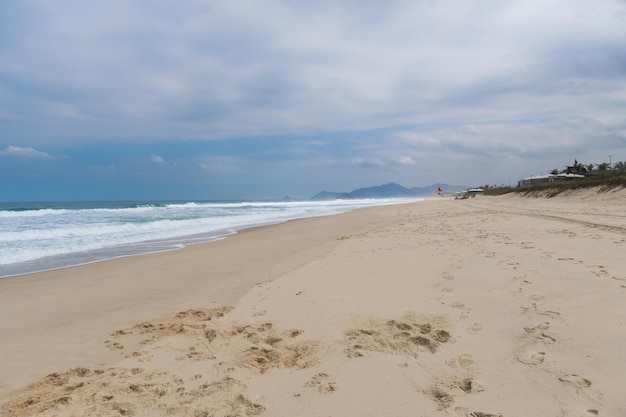 Reserva Beach in Rio de Janeiro Zonnige dag met wat wolken Leeg strand