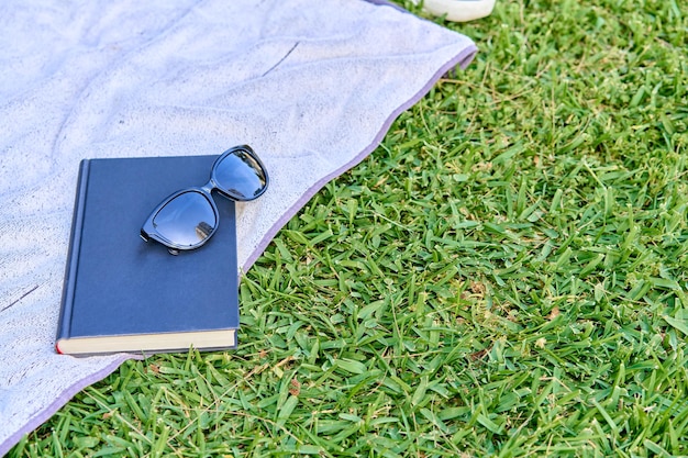 Reserveer zonnebril en handdoek op het gras