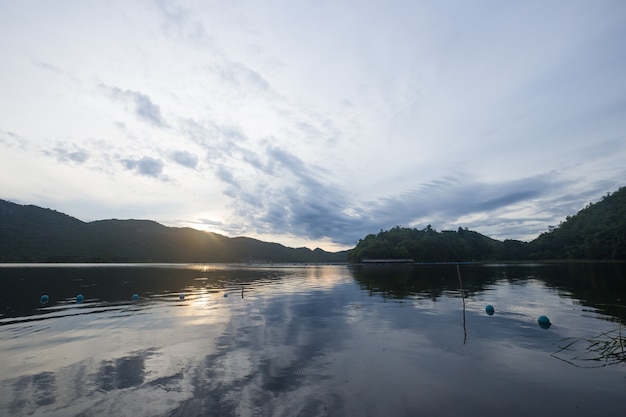 Reservoir en berg