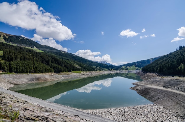 Reservoir en blauwe lucht