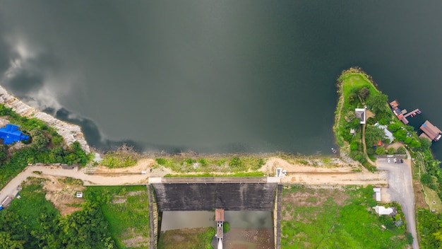 Foto reservoir in de vallei in de regenseizoen luchtfoto bovenaanzicht van drone