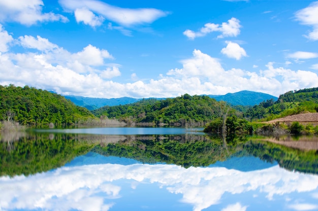 Reservoir in de vallei met hemel en donkere wolken in Thailand