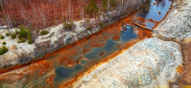 Il serbatoio è contaminato da sostanze chimiche e metalli pesanti. vista drone. acqua multicolore.