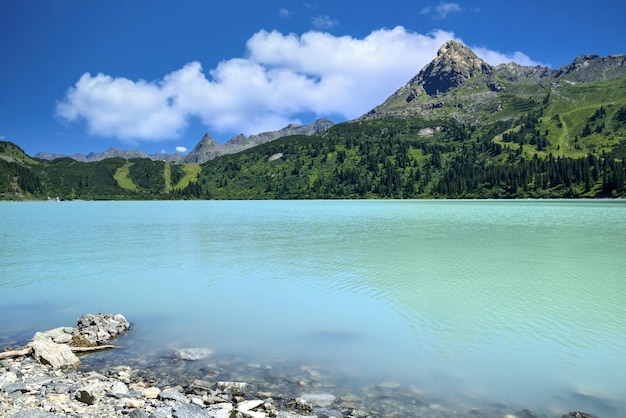 山の風景と貯水池の湖