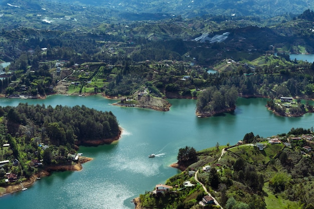 Reservoir van El Penon de Guatape. Antioquia Colombia. Water landschap