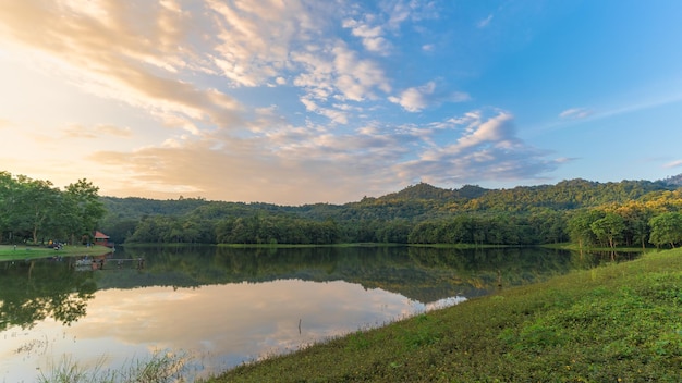 タイ、サラブリのジェドコッドポンコンサオ自然研究およびエコツーリズムセンターにある反射のある貯水池